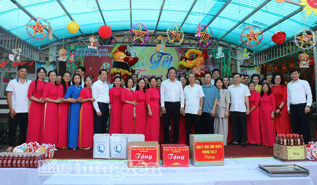 Các đồng chí lãnh đạo tỉnh chụp ảnh lưu niệm với cán bộ, giáo viên, nhân viên Làng trẻ em SOS Thái Bình.
