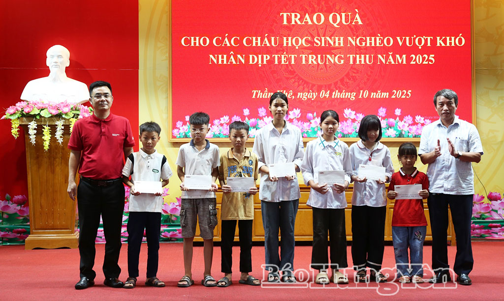 Nhà tài trợ và lãnh đạo xã Thần Khê tặng quà động viên các em học sinh nghèo vượt khó nhân dịp Tết Trung thu.