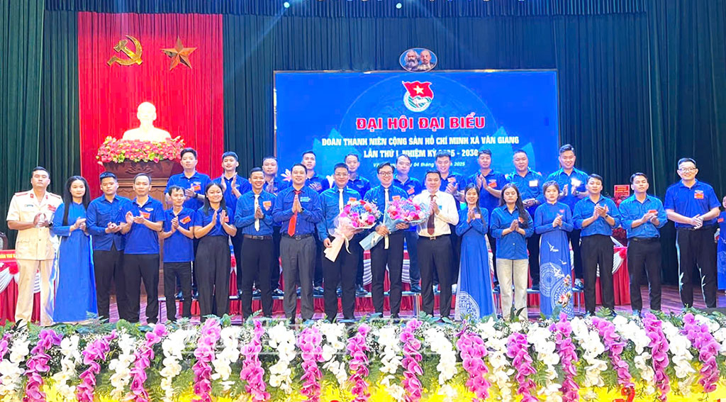 Lãnh đạo xã Văn Giang tặng hoa chúc mừng Ban Chấp hành Đoàn TNCS Hồ Chí Minh xã Văn Giang khóa I.