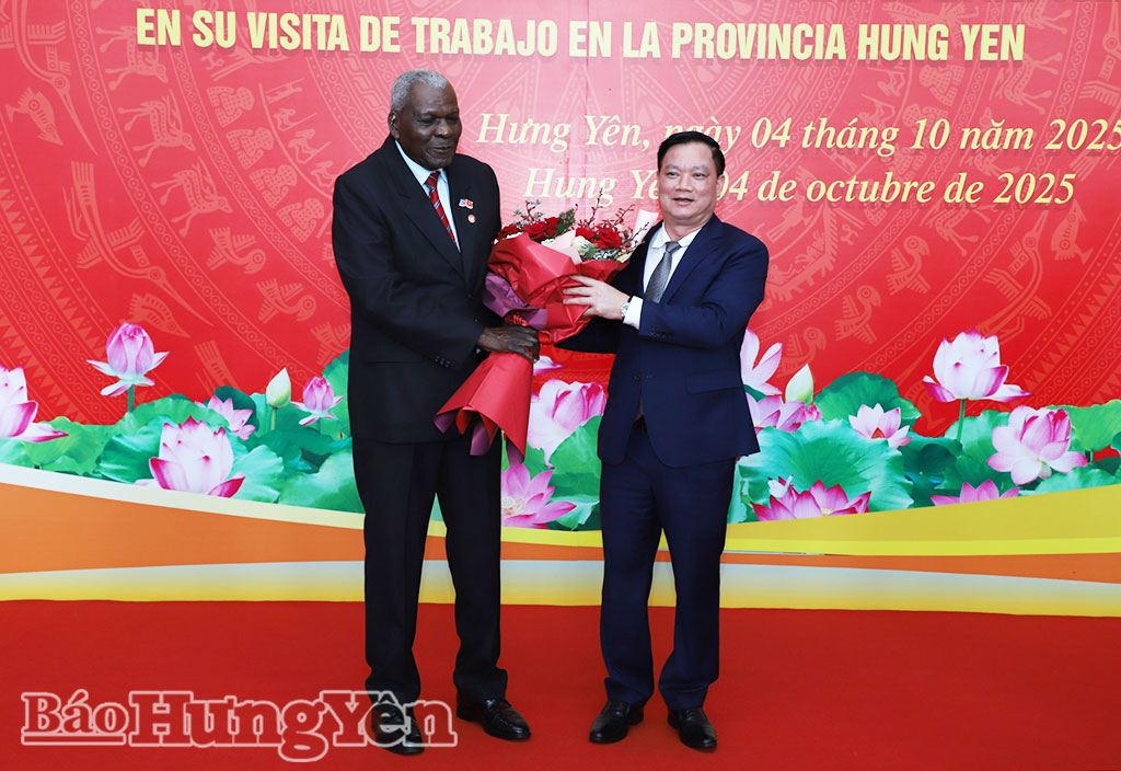 Chủ tịch UBND tỉnh Nguyễn Khắc Thận tặng hoa Chủ tịch Quốc hội Cuba Esteban Lazo Hernández.