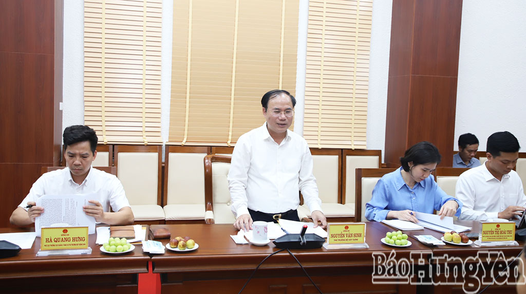 Đồng chí Thứ trưởng Bộ Xây dựng Nguyễn Văn Sinh phát biểu tại buổi làm việc.