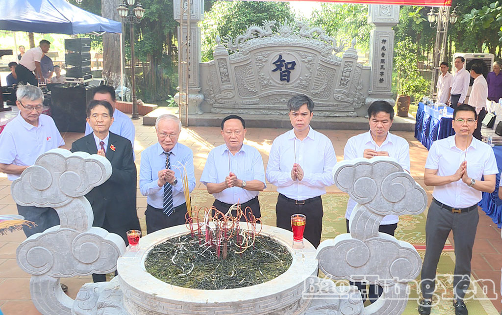 Đồng chí Trưởng ban Tuyên giáo và Dân vận Tỉnh ủy Nguyễn Văn Chiến dâng hương tại đền thờ Lưỡng quốc Trạng nguyên Tống Trân, xã Tống Trân.