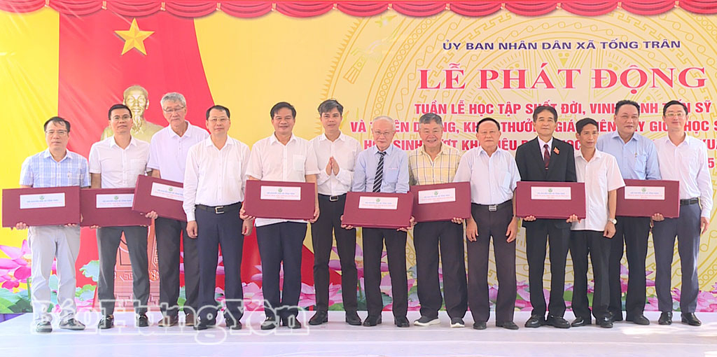 Đồng chí Trưởng ban Tuyên giáo và Dân vận Tỉnh uỷ Nguyễn Văn Chiến tặng quà lưu niệm cho các PGS, Tiến sĩ là người con xã Tống Trân có thành tích nghiên cứu khoa học xuất sắc trong thời gian qua.