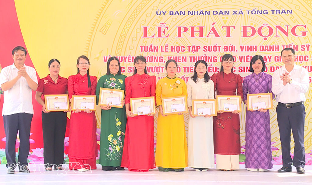 Khen thưởng cho những giáo viên có thành tích xuất sắc.
