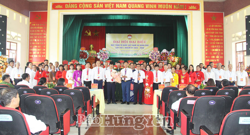 Các đại biểu chụp ảnh lưu niệm cùng Ủy ban MTTQ Việt Nam xã Đoàn Đào, nhiệm kỳ 2025-2030.