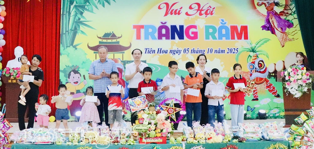 Đại diện lãnh đạo xã Tiên Hoa trao quà tặng trẻ em có hoàn cảnh khó khăn. 
