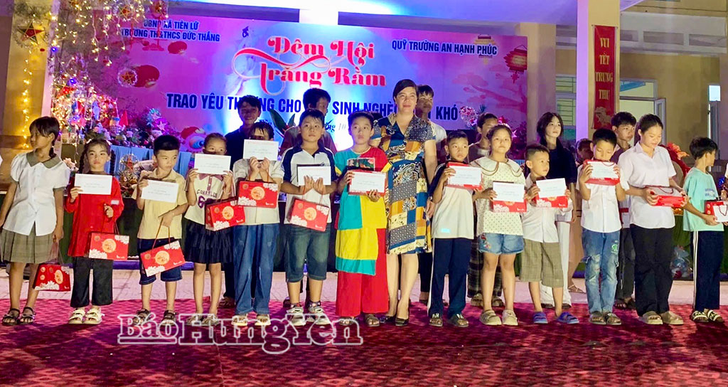 Trường Tiểu học và THCS Đức Thắng (xã Tiên Lữ) tặng quà Trung thu cho học sinh có hoàn cảnh khó khăn.