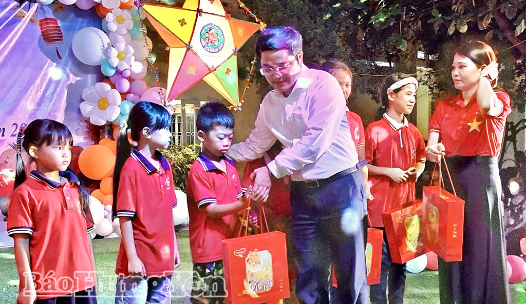 Đại diện lãnh đạo UBND xã Tiên Lữ trao quà Trung thu cho trẻ có hoàn cảnh khó khăn vươn lên trong học tập.
