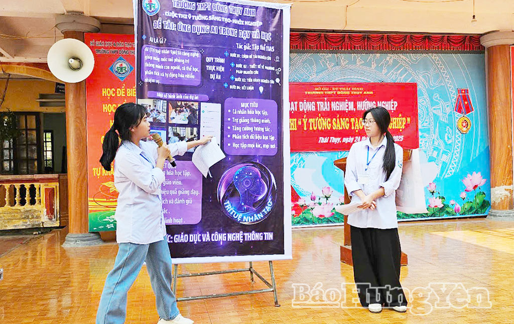 Học sinh Trường THPT Đông Thuỵ Anh trình bày dự án “Ứng dụng công nghệ AI trong dạy và học”.