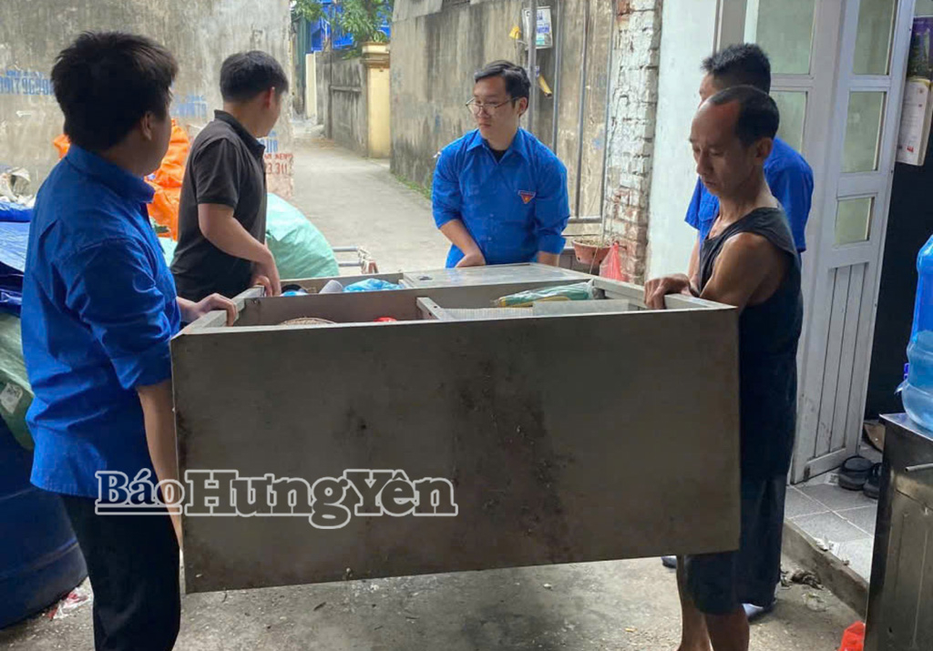 Đoàn viên thanh niên xã Như Quỳnh hỗ trợ người dân di chuyển đồ đạc sửa chữa nhà trong chương trình xóa nhà tạm, dột nát.