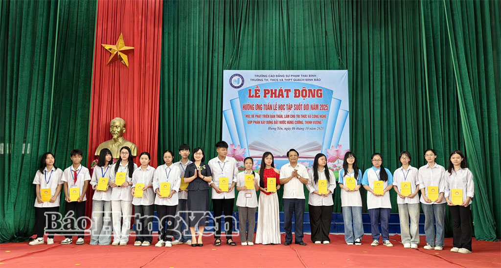 Lãnh đạo Hội Khuyến học tỉnh trao học bổng cho các em học sinh.