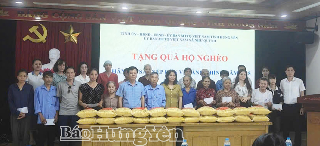 Trao gạo tặng hộ nghèo ở xã Như Quỳnh.