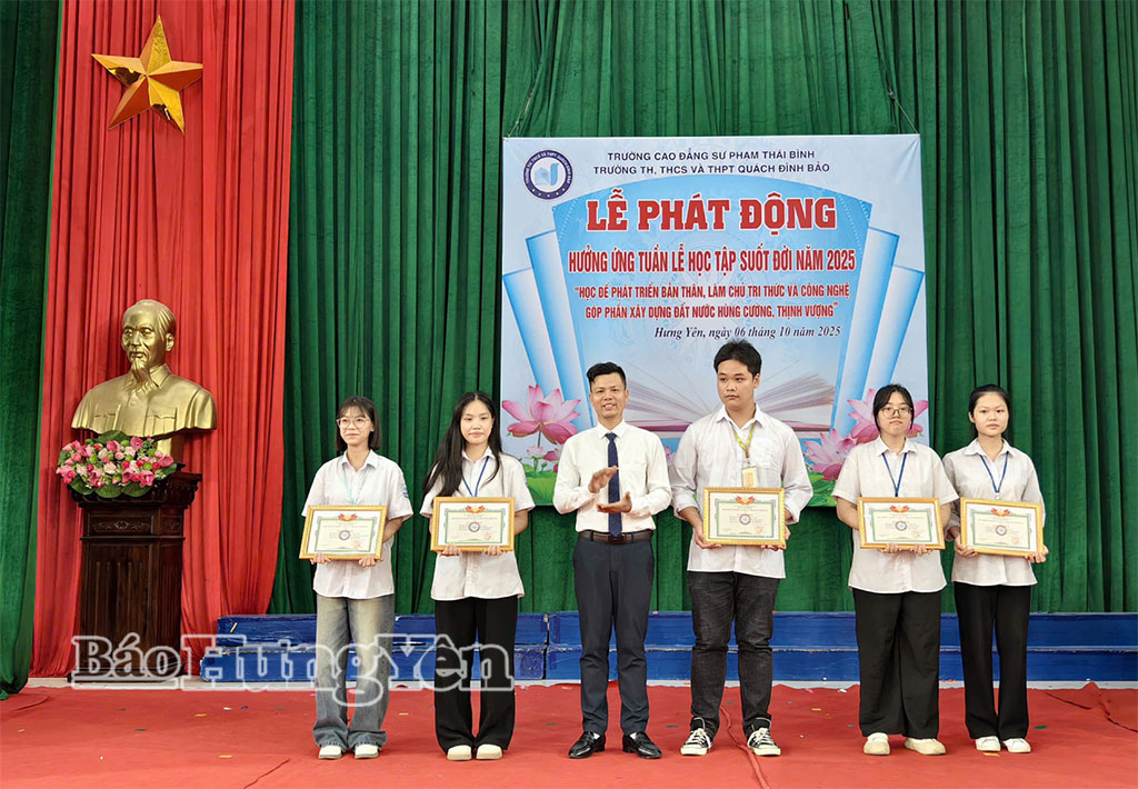 Lãnh đạo trường trao thưởng cho học sinh đoạt giải trong các cuộc thi.