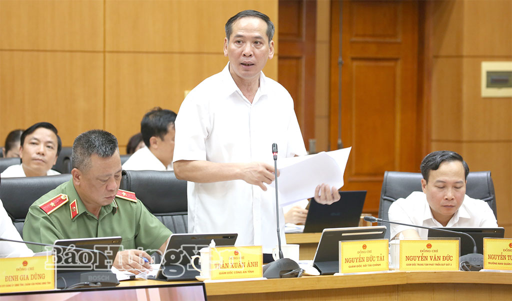 Lãnh đạo Sở Tài chính trình bày báo cáo tại phiên họp.
