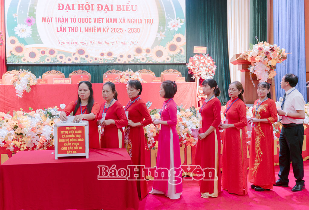 Các đại biểu ủng hộ đồng bào bị thiệt hại do bão số 10.