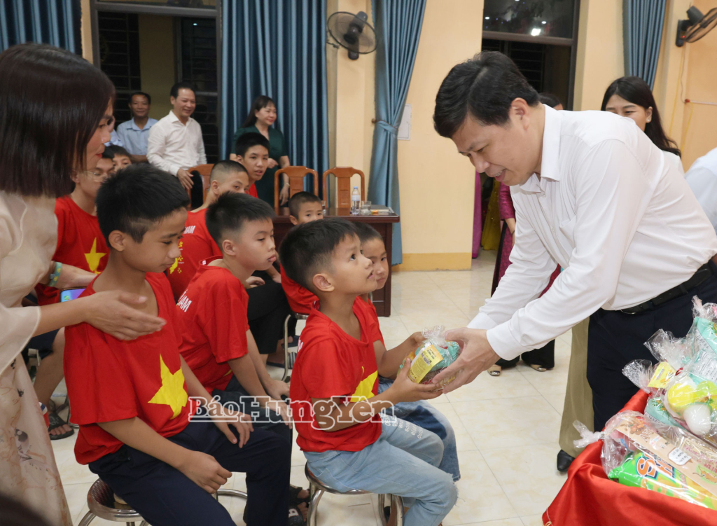 Đồng chí Phó Bí thư Thường trực Tỉnh ủy Trần Quốc Toản trao quà tặng trẻ em Trường Giáo dục chuyên biệt Hưng Yên.
