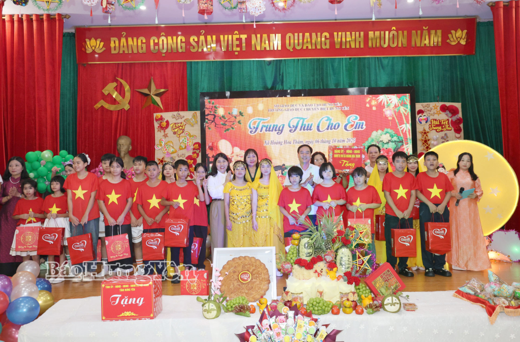 Đồng chí Phó Chủ tịch HĐND tỉnh Vũ Ngọc Trì và các đại biểu trao quà tặng trẻ em Trường Giáo dục chuyên biệt Hưng Yên.
