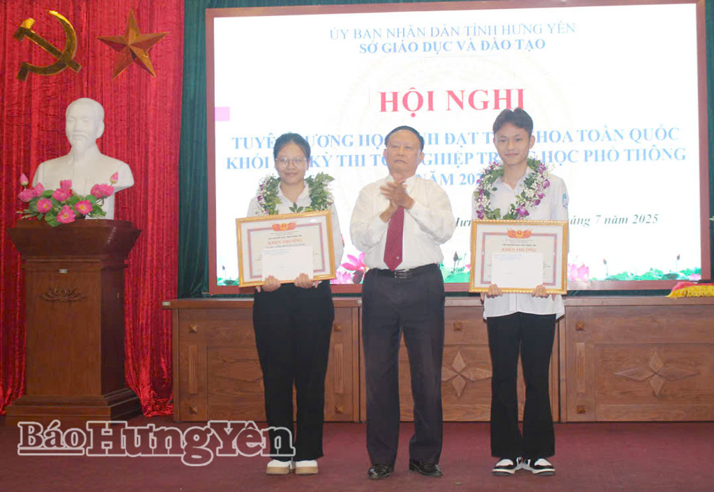  Lãnh đạo Hội Khuyến học tỉnh trao giấy khen và phần thưởng cho 2 thủ khoa toàn quốc khối A00 kỳ thi tốt nghiệp THPT năm 2025.