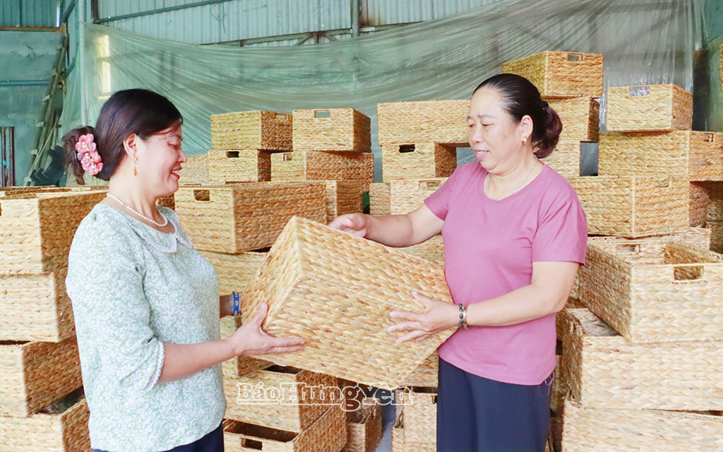 Kiểm tra sản phẩm giỏ đan từ bèo tây trước khi xuất khẩu.