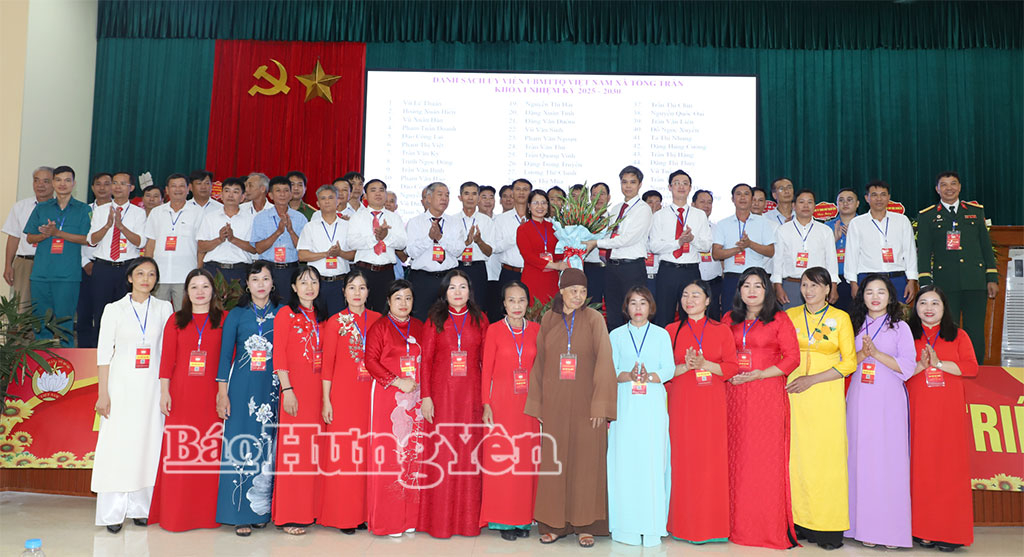 Đồng chí Trưởng ban Tuyên giáo và Dân vận Tỉnh ủy Nguyễn Văn Chiến tặng hoa chúc mừng Ủy ban MTTQ Việt Nam xã Tống Trân.