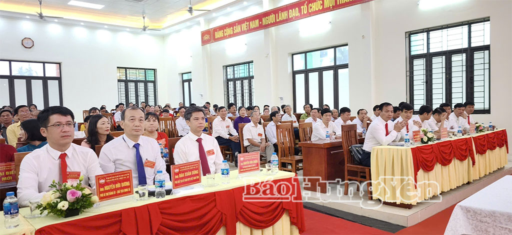 Đồng chí Trưởng ban Tuyên giáo và Dân vận Tỉnh ủy Nguyễn Văn Chiến và các đại biểu dự Đại hội MTTQ Việt Nam xã Tiên Tiến.