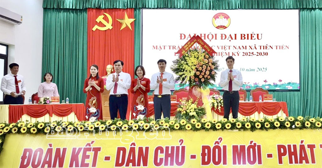Đồng chí Trưởng ban Tuyên giáo và Dân vận Tỉnh ủy Nguyễn Văn Chiến tặng hoa chúc mừng Đại hội MTTQ Việt Nam xã Tiên Tiến.