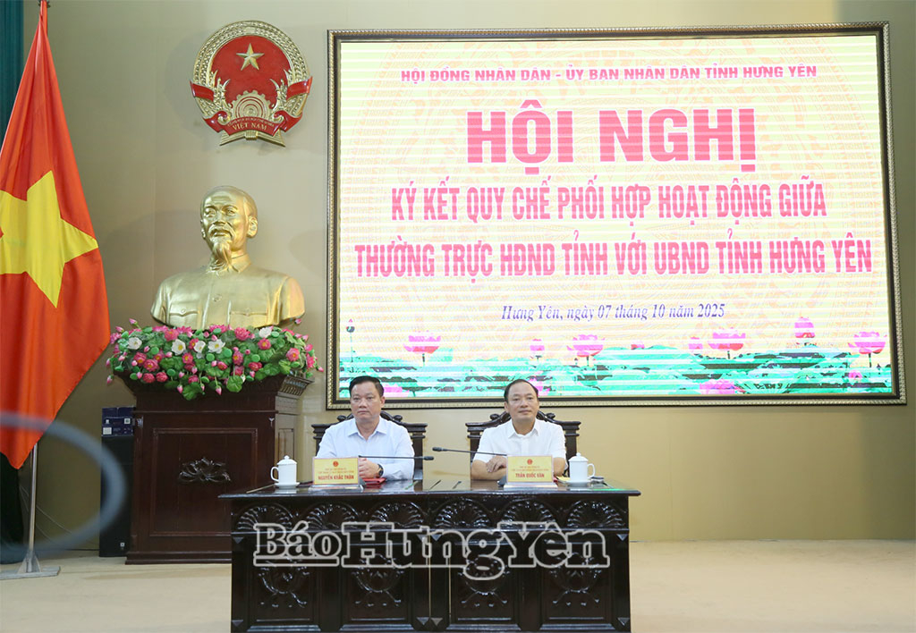 Các đồng chí: Trần Quốc Văn, Phó Bí thư Tỉnh ủy, Chủ tịch HĐND tỉnh;  Nguyễn Khắc Thận, Phó Bí thư Tỉnh ủy, Chủ tịch UBND tỉnh chủ trì hội nghị.