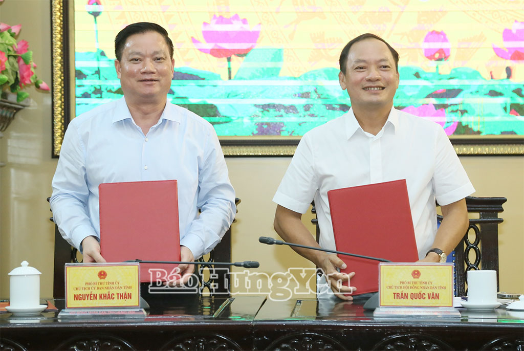 Đồng chí Chủ tịch HĐND tỉnh Trần Quốc Văn và đồng chí Chủ tịch UBND tỉnh Nguyễn Khắc Thận ký kết quy chế phối hợp.