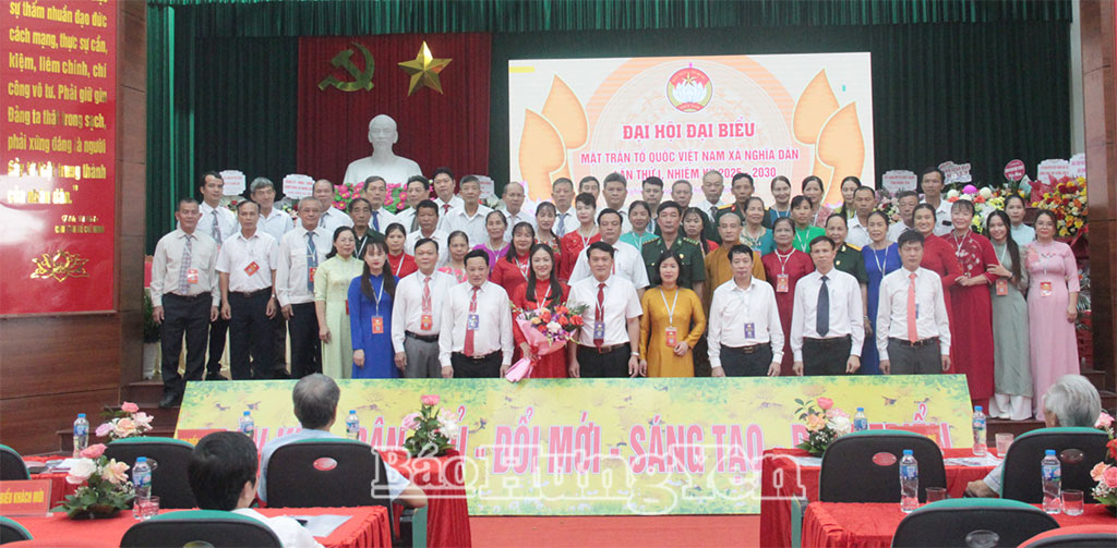 Các đại biểu chụp ảnh lưu niệm với Ủy ban MTTQ Việt Nam xã Nghĩa Dân khóa I.
