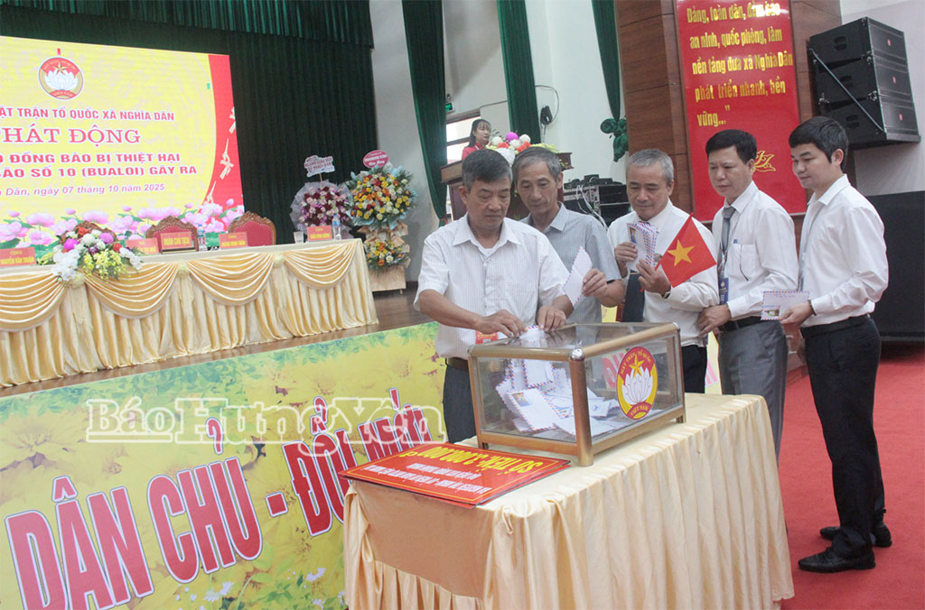 Các đại biểu ủng hộ đồng bào bị thiệt hại do bão số 10.