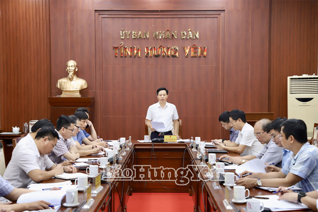 Phó Chủ tịch UBND tỉnh Lại Văn Hoàn chủ trì phiên họp.