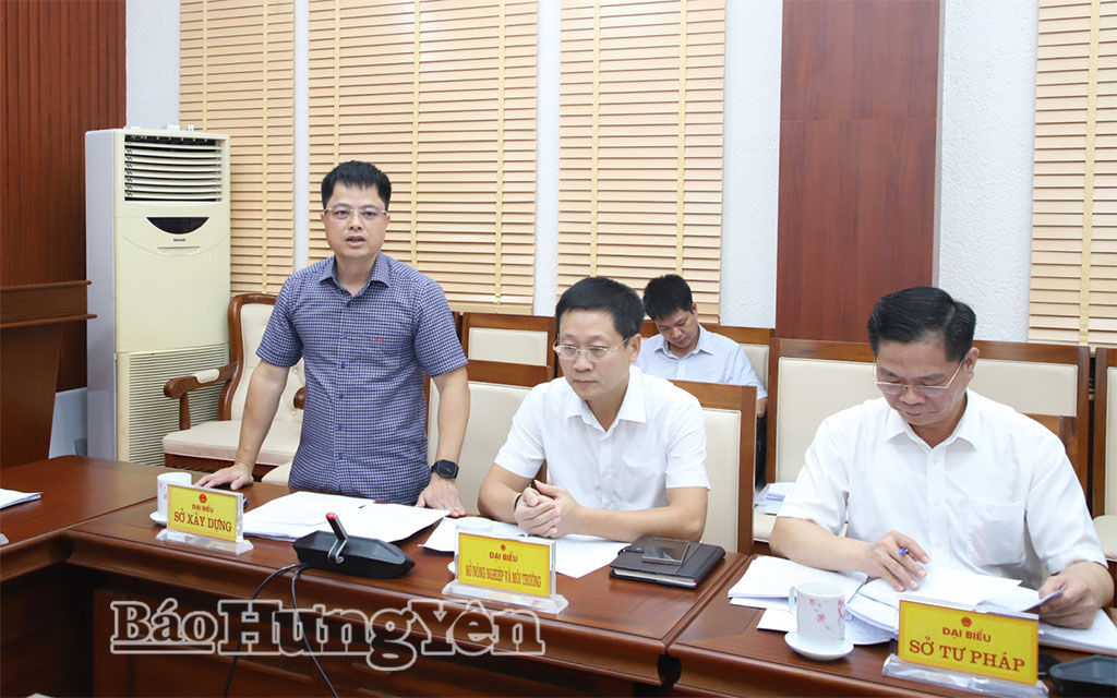 Đại diện Sở Xây dựng phát biểu tại phiên họp.