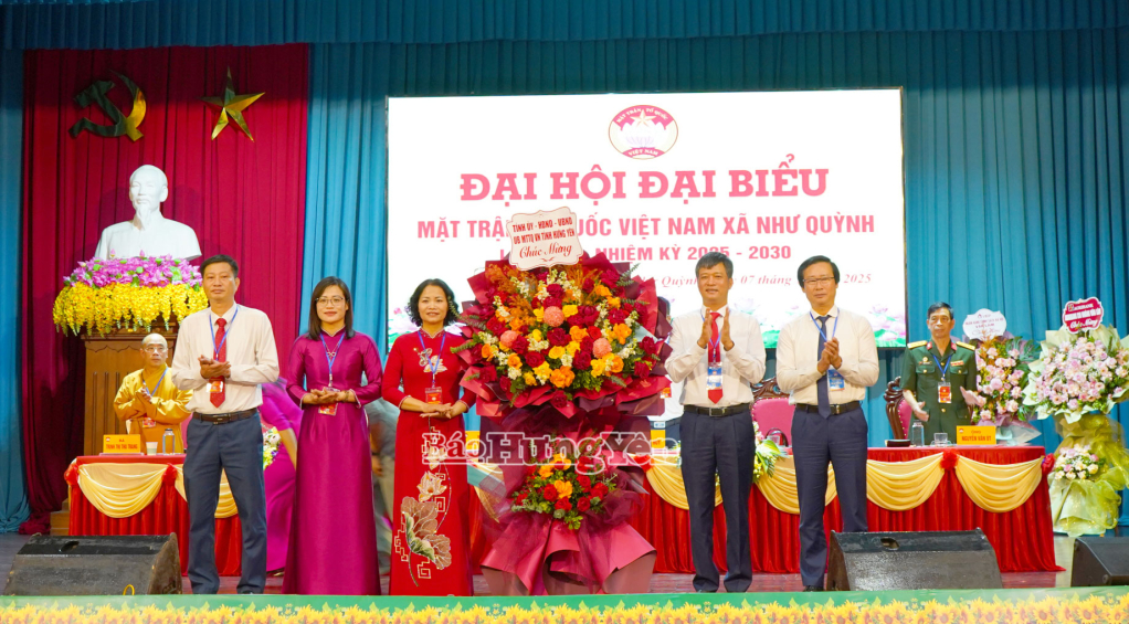 Đồng chí Lê Xuân Tiến, Ủy viên Ban Thường vụ Tỉnh ủy, Phó Chủ tịch Thường trực HĐND tỉnh và đồng chí Nguyễn Bật Khánh, Phó Chủ tịch Ủy ban MTTQ Việt Nam tỉnh tặng hoa chúc mừng Đại hội.