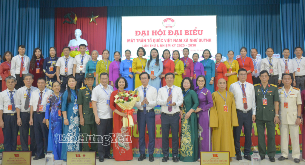 Các đại biểu chụp ảnh lưu niệm với Ủy ban MTTQ Việt Nam xã Như Quỳnh khoá I, nhiệm kỳ 2025 - 2030.