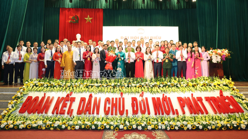 Các đại biểu chụp ảnh lưu niệm với Ủy ban MTTQ Việt Nam phường Mỹ Hào khóa I, nhiệm kỳ 2025 - 2030.