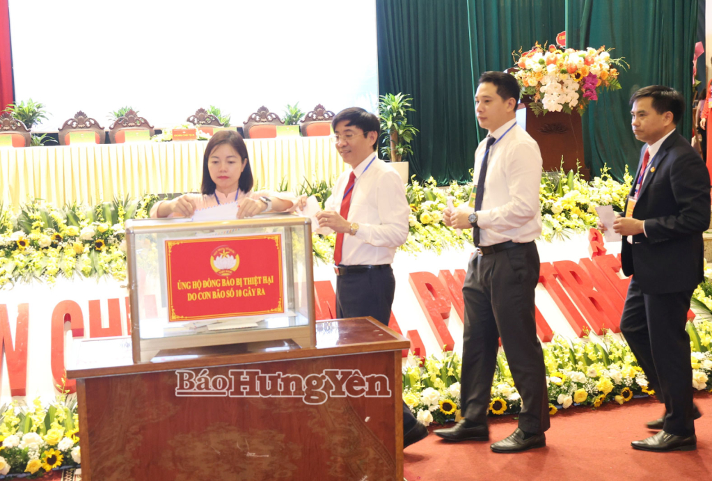 Các đại biểu ủng hộ đồng bào bị thiệt hại do bão số 10.