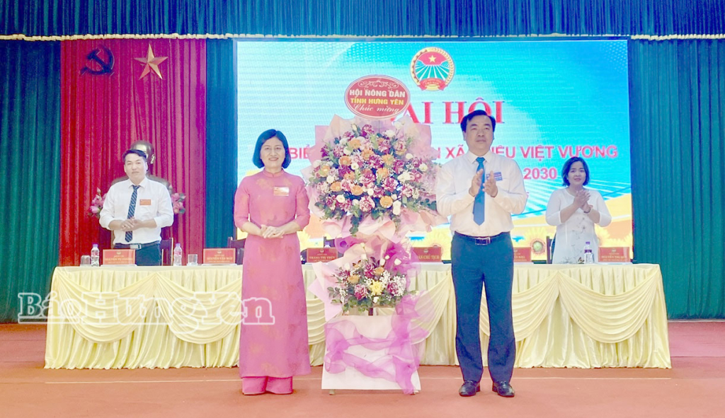 Lãnh đạo Hội Nông dân tỉnh tặng hoa chúc mừng Đại hội.