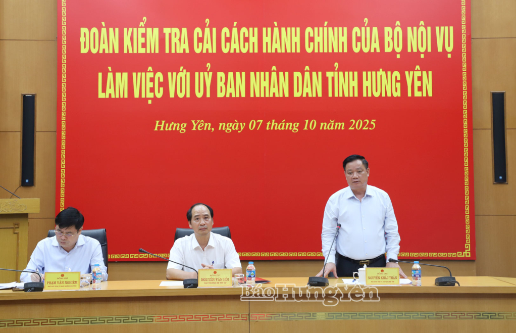 Đồng chí Nguyễn Khắc Thận, Phó Bí thư Tỉnh ủy, Chủ tịch UBND tỉnh phát biểu tại buổi làm việc.