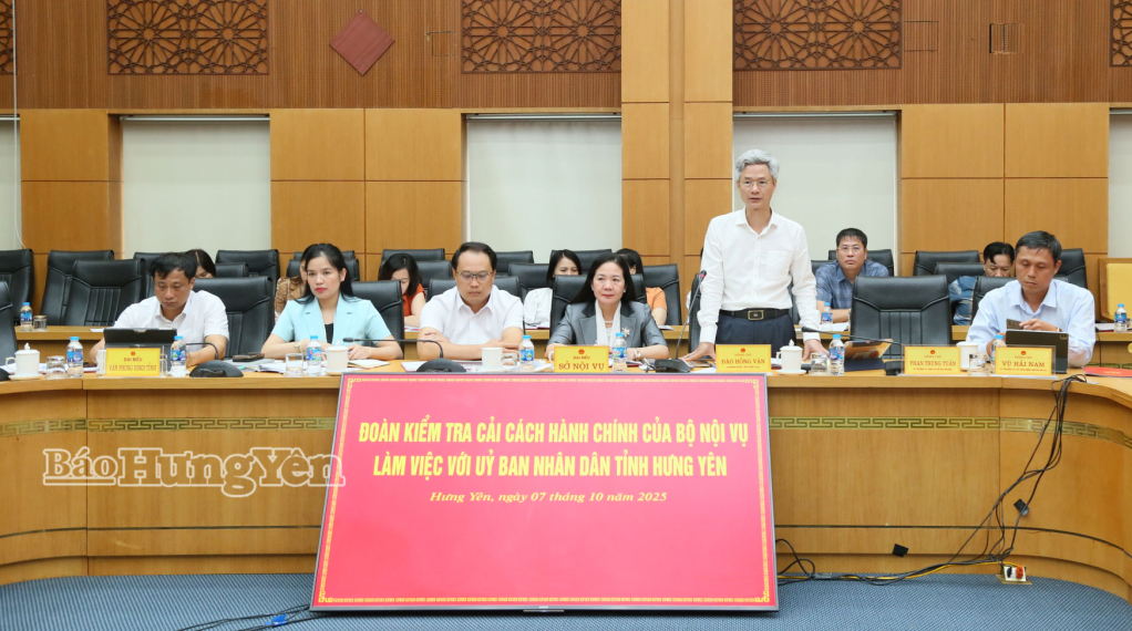 Đồng chí Đào Hồng Vận, Ủy viên Ban Thường vụ Tỉnh ủy, Trưởng đoàn đại biểu Quốc hội tỉnh, Giám đốc Sở Nội vụ phát biểu tại buổi làm việc.