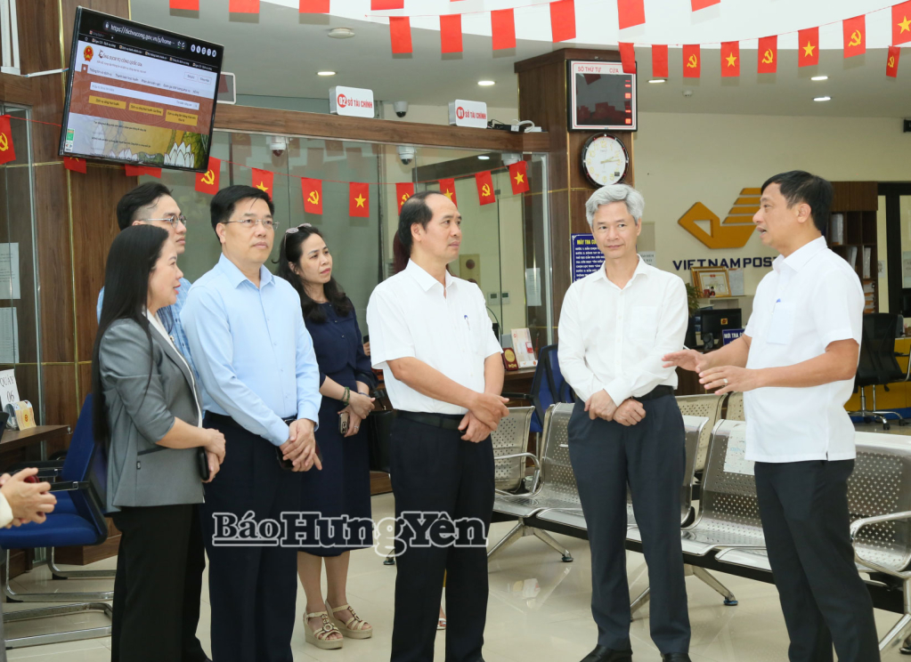 Đoàn kiểm tra tại Trung tâm Phục vụ hành chính công và kiểm soát thủ tục hành chính tỉnh Hưng Yên.