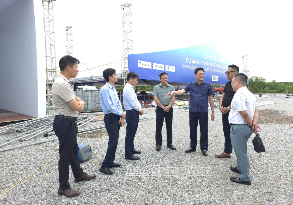 Đồng chí Vũ Kim Cứ, Ủy viên Ban Thường vụ Tỉnh ủy, Trưởng ban Quản lý Khu kinh tế tỉnh kiểm tra công tác chuẩn bị khởi công dự án Nhà máy Nhiệt điện LNG Thái Bình.