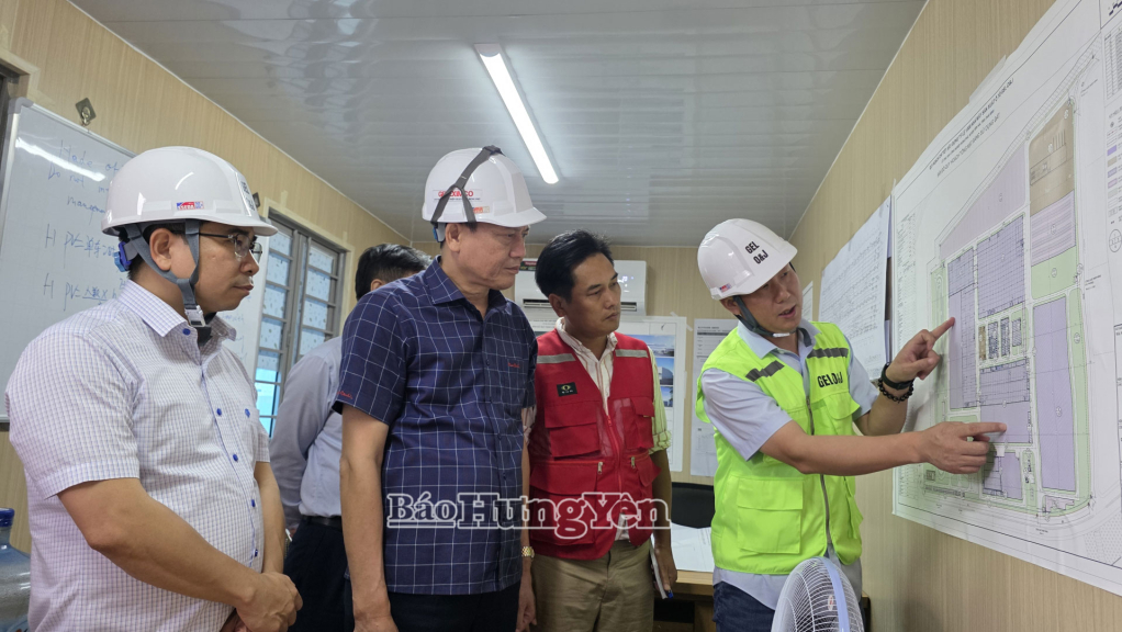 Đồng chí Vũ Kim Cứ, Ủy viên Ban Thường vụ Tỉnh ủy, Trưởng ban Quản lý Khu kinh tế tỉnh kiểm tra tiến độ triển khai dự án đầu tư phát triển kết cấu hạ tầng KCN Hưng Phú.