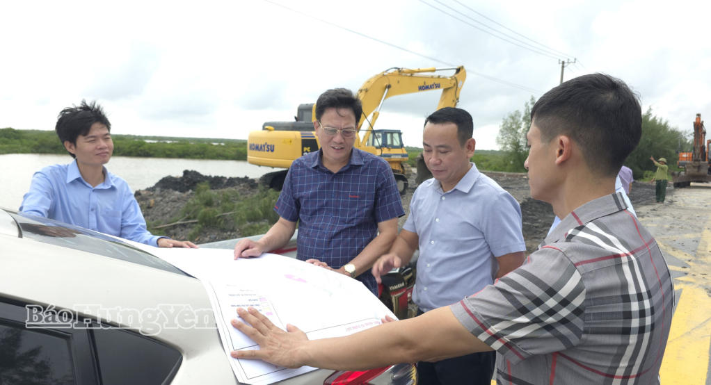 Đồng chí Vũ Kim Cứ, Ủy viên Ban Thường vụ Tỉnh ủy, Trưởng Ban Quản lý Khu kinh tế tỉnh kiểm tra tiến độ triển khai dự án Sân golf Cồn Vành.