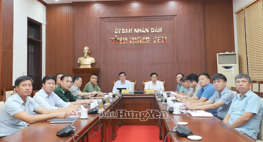 Đồng chí Nguyễn Khắc Thận, Phó Bí thư Tỉnh ủy, Chủ tịch UBND tỉnh; đồng chí Lại Văn Hoàn, Phó Chủ tịch UBND tỉnh cùng các đại biểu dự phiên họp trực tuyến tại điểm cầu tỉnh Hưng Yên.