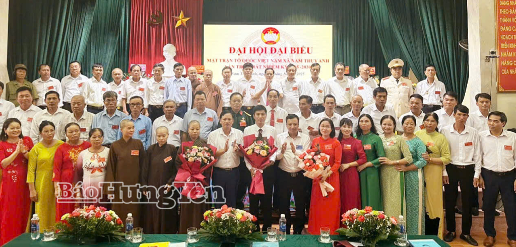 Lãnh đạo xã Nam Thụy Anh tặng hoa chúc mừng Ủy ban MTTQ Việt Nam xã khóa I, nhiệm kỳ 2025 - 2030.