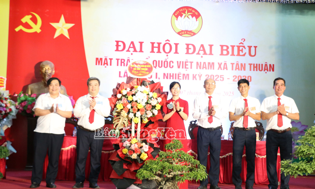 Lãnh đạo xã Tân Thuận tặng hoa chúc mừng Đại hội.