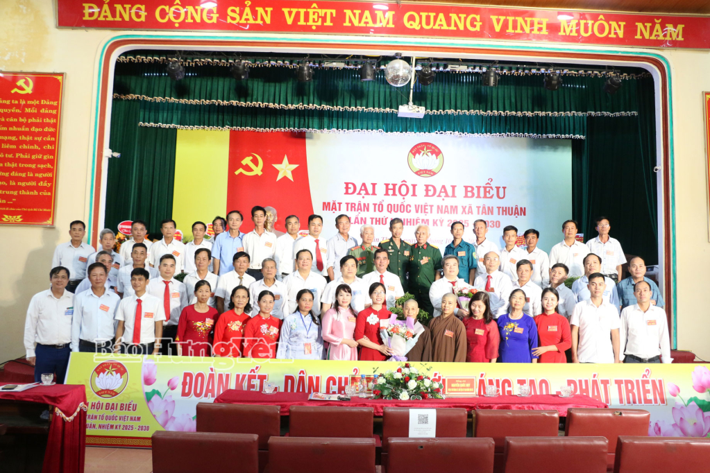 Các thành viên Ủy ban MTTQ Việt Nam xã Tân Thuận khóa I, nhiệm kỳ 2025 - 2030 ra mắt Đại hội.