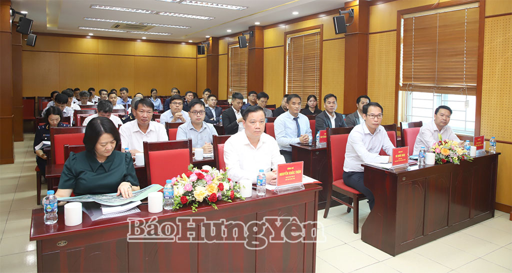 Đồng chí Nguyễn Khắc Thận, Phó Bí thư Tỉnh ủy, Chủ tịch UBND tỉnh và các đại biểu dự hội nghị.