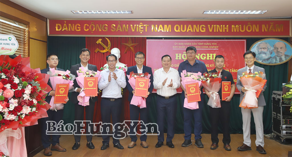 Trao Giấy chứng nhận đăng ký đầu tư cho dự án đầu tư thứ cấp vào các KCN của tỉnh.