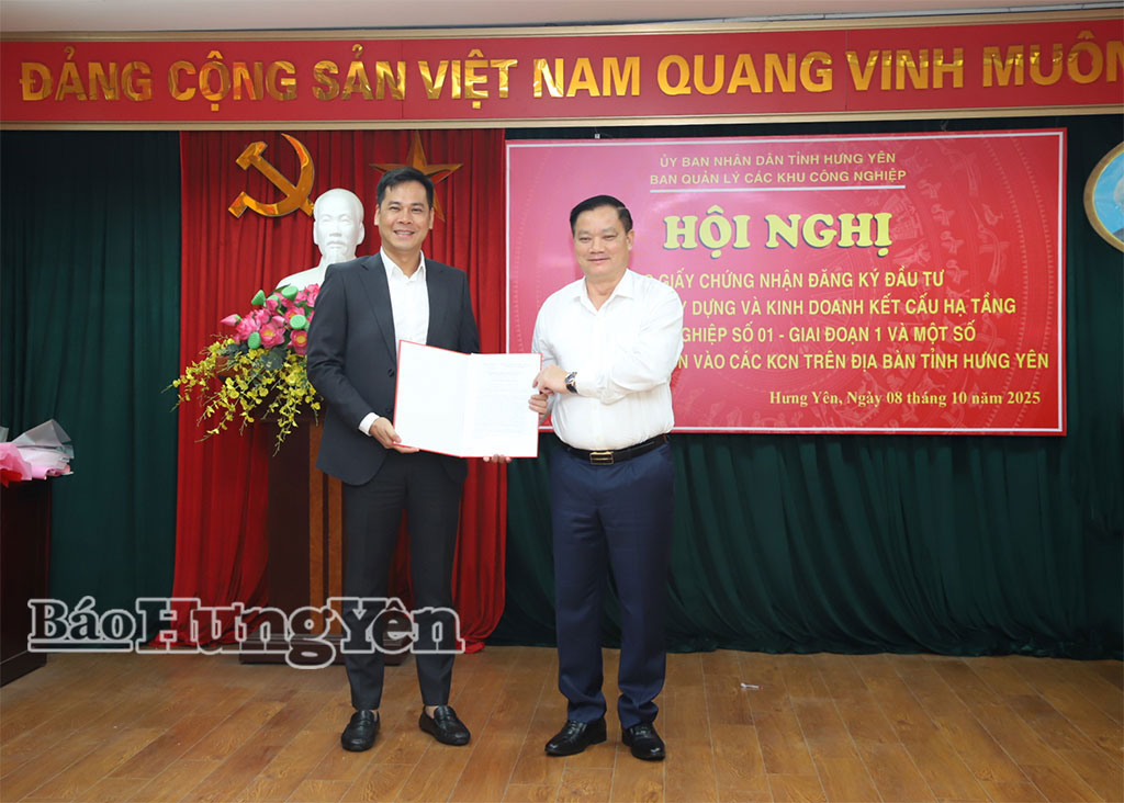 Trao Quyết định chấp thuận chủ trương đầu tư đồng thời chấp thuận nhà đầu tư dự án đầu tư xây dựng và kinh doanh kết cấu hạ tầng Khu công nghiệp số 01 - giai đoạn 1